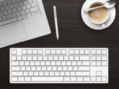 Клавиатура и чашка кофе